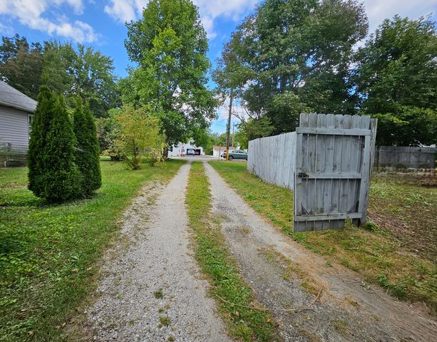 647 N Calumet Road, Chesterton, IN 46304