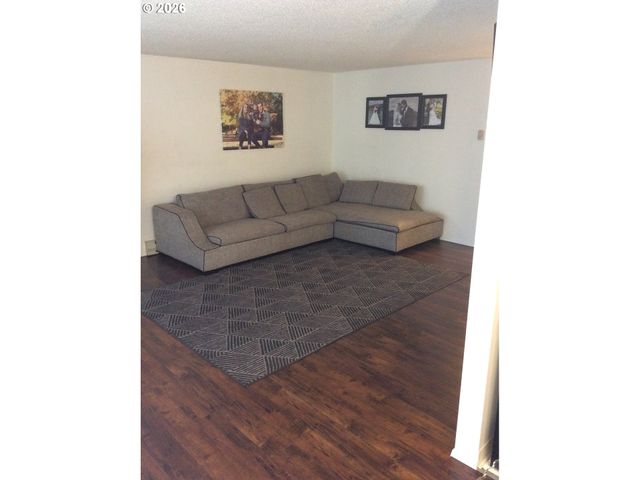 933 Se RENE Ave, Gresham, OR 97080