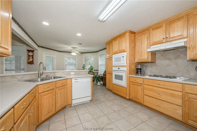 4607 Park Hollow Circle, Bryan, TX 77802
