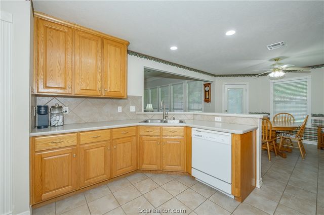 4607 Park Hollow Circle, Bryan, TX 77802