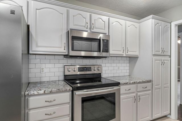 5757 S Foxboro Trail, Springfield, MO 65804