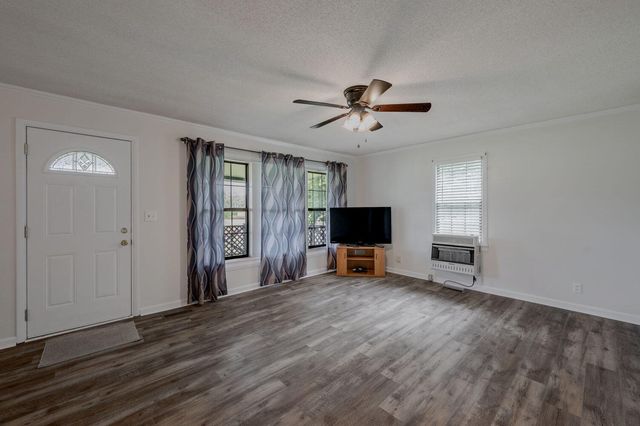 1041 Round Pond Road, Lafayette, GA 30728