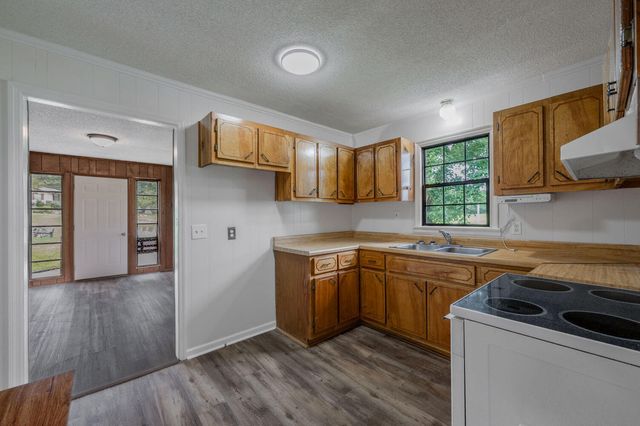 1041 Round Pond Road, Lafayette, GA 30728