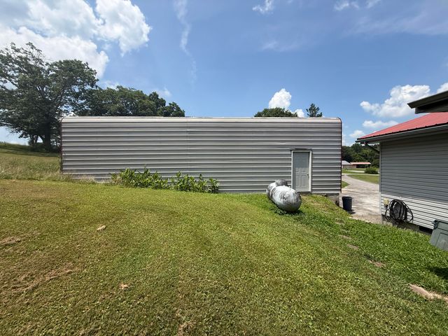1041 Round Pond Road, Lafayette, GA 30728