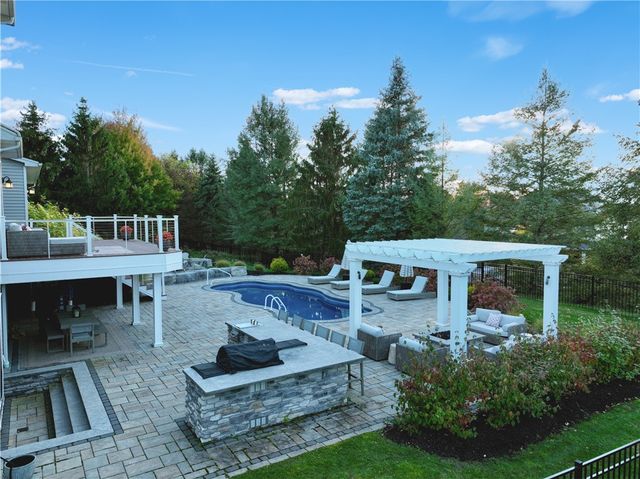 9 Lusk Farm Circle, Pittsford, NY 14534