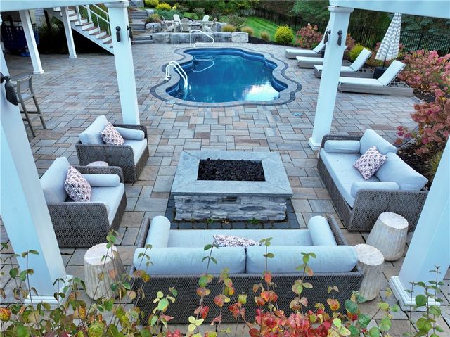 9 Lusk Farm Circle, Pittsford, NY 14534