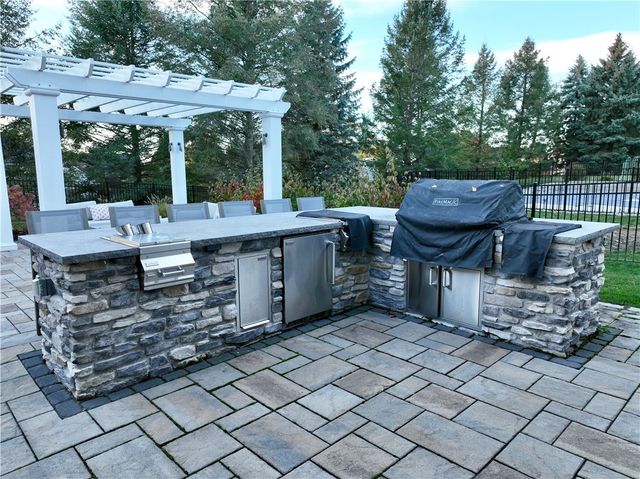 9 Lusk Farm Circle, Pittsford, NY 14534