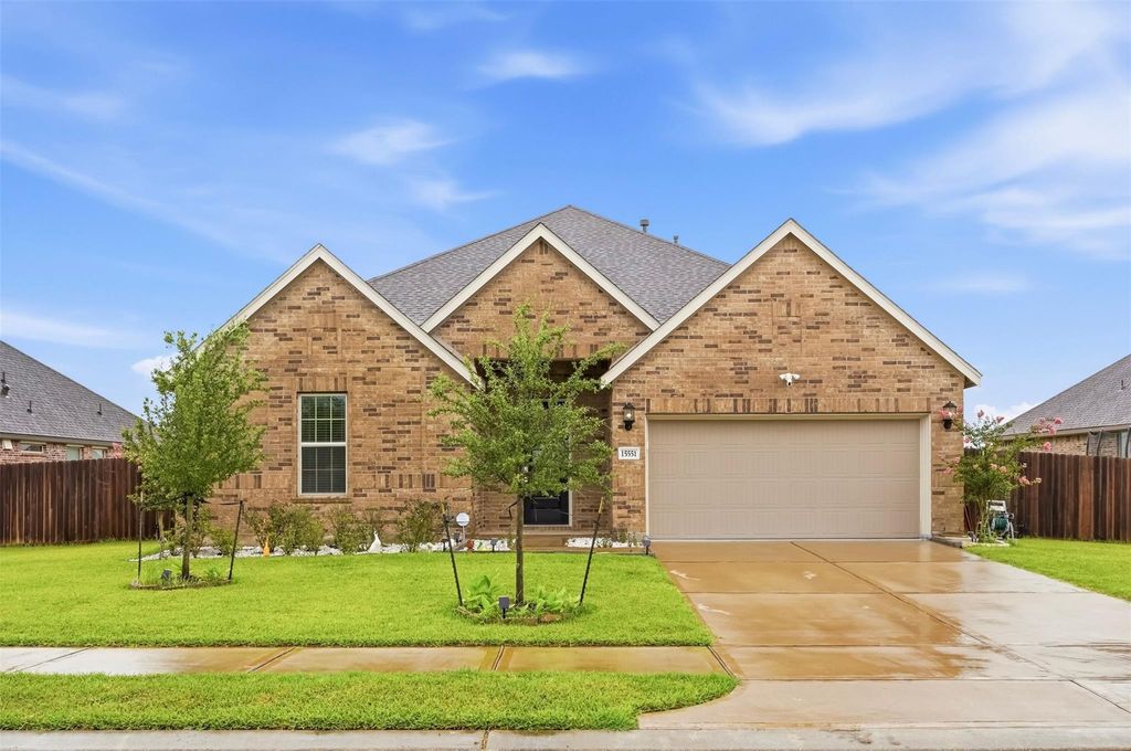 15551 Blue Lake Drive, Mont Belvieu, TX 77523