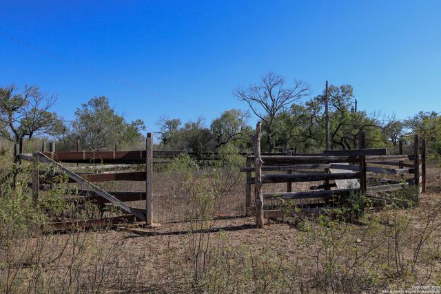 391 County Road 445, Hondo, TX 78861