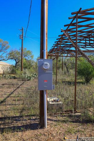 391 County Road 445, Hondo, TX 78861