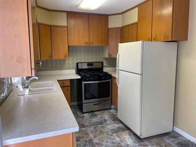1930 SW Seabrook AVE, Topeka, KS 66606