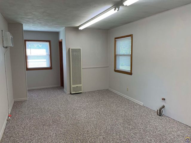 1930 SW Seabrook AVE, Topeka, KS 66606