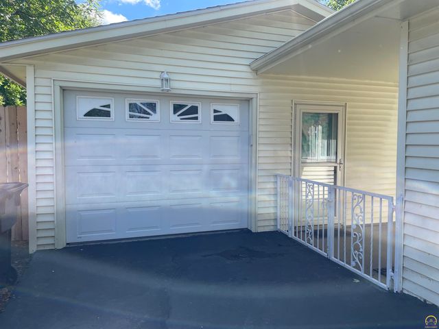 1930 SW Seabrook AVE, Topeka, KS 66606