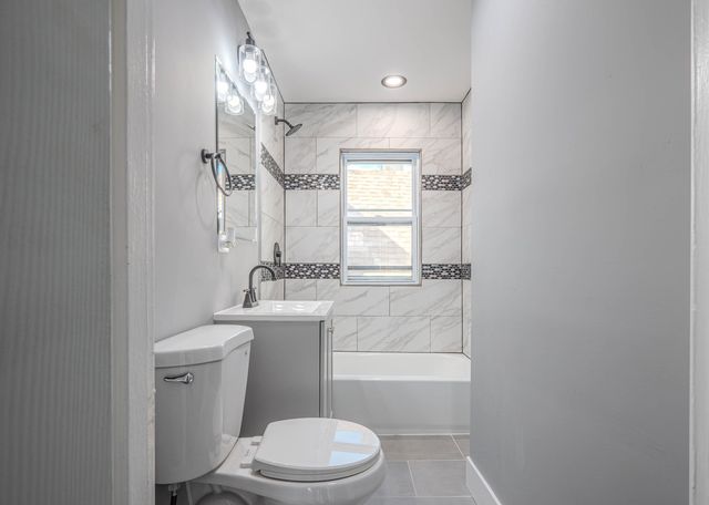 7836 S Saint Lawrence Avenue, Chicago, IL 60619