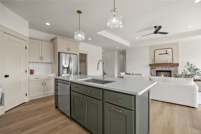 1297 Hickory Ridge Dr, Marion, IA 52302