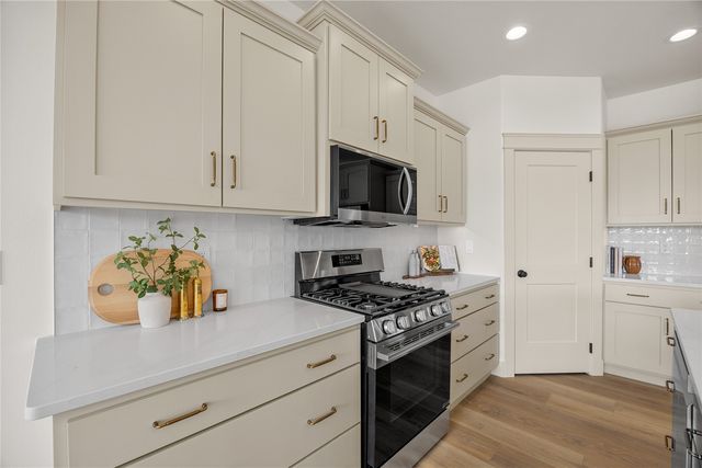 1297 Hickory Ridge Dr, Marion, IA 52302