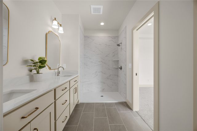 1297 Hickory Ridge Dr, Marion, IA 52302