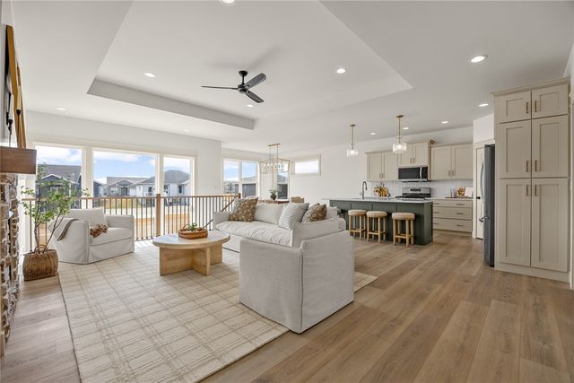 1297 Hickory Ridge Dr, Marion, IA 52302