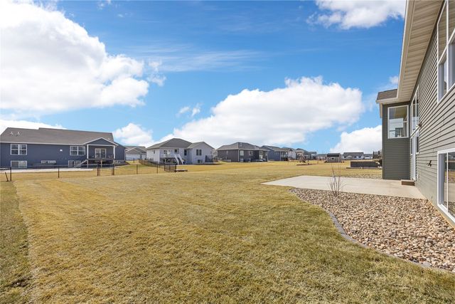 1297 Hickory Ridge Dr, Marion, IA 52302