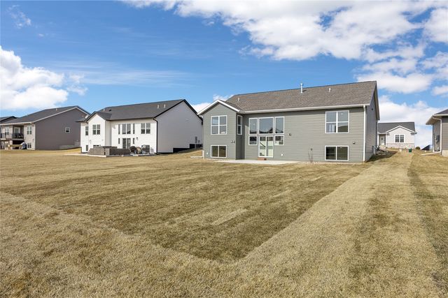 1297 Hickory Ridge Dr, Marion, IA 52302