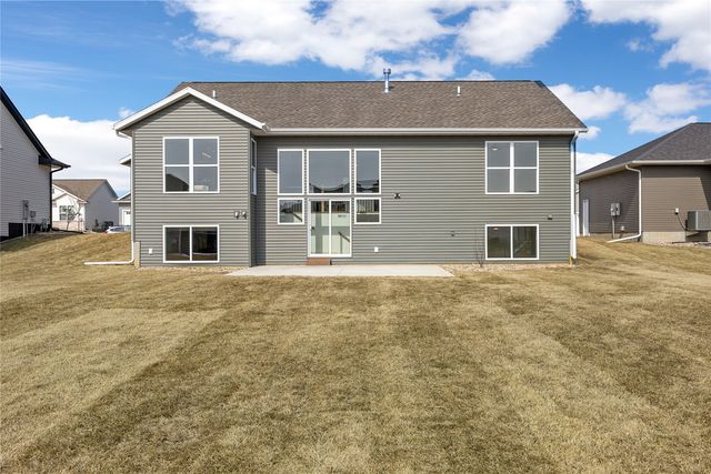 1297 Hickory Ridge Dr, Marion, IA 52302