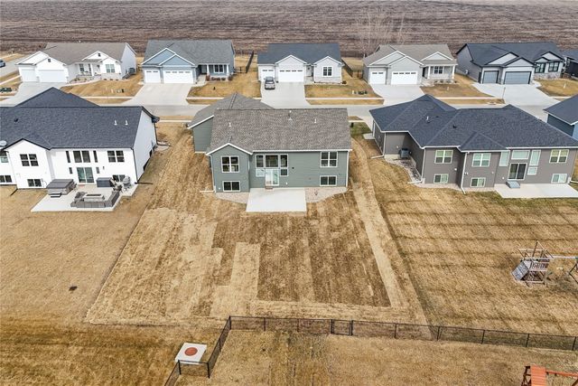 1297 Hickory Ridge Dr, Marion, IA 52302