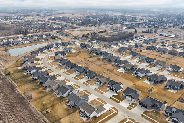 1297 Hickory Ridge Dr, Marion, IA 52302