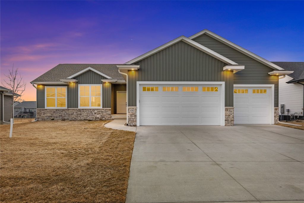 1297 Hickory Ridge Dr, Marion, IA 52302