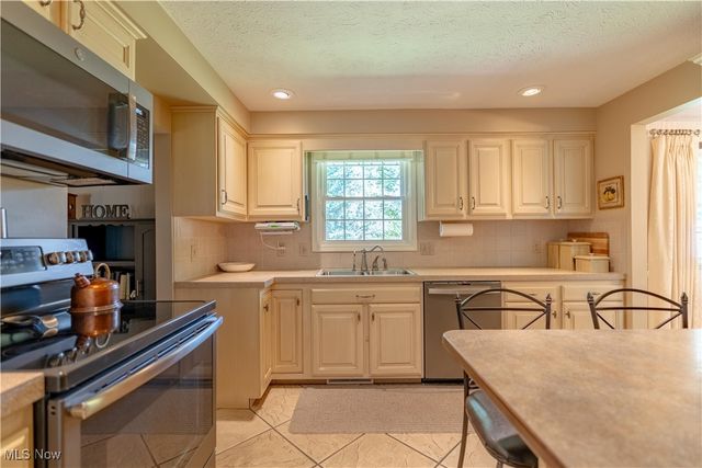 7272 Ashburton Circle NW, North Canton, OH 44720