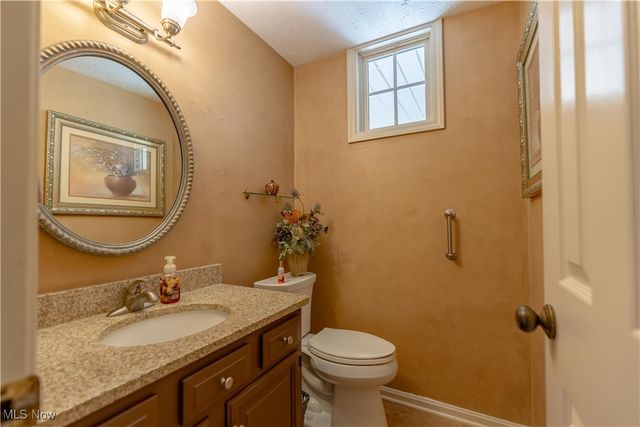 7272 Ashburton Circle NW, North Canton, OH 44720