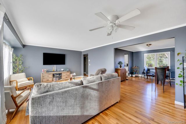 11 Marlo Lane, Hauppauge, NY 11788