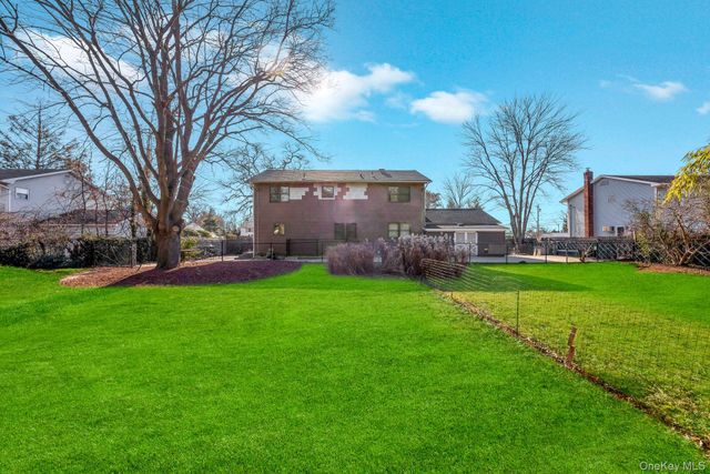 11 Marlo Lane, Hauppauge, NY 11788