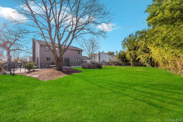 11 Marlo Lane, Hauppauge, NY 11788