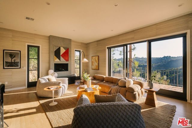 2591 Leicester Drive, Los Angeles, CA 90046