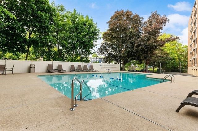 53 Melrose St 5H, Melrose, MA 02176