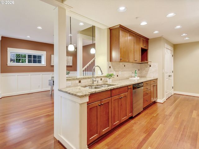 3642 Sw BAIRD St 5, Portland, OR 97219