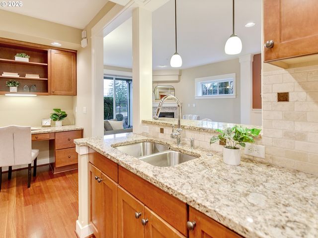 3642 Sw BAIRD St 5, Portland, OR 97219