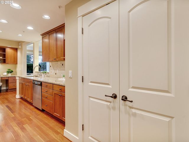 3642 Sw BAIRD St 5, Portland, OR 97219