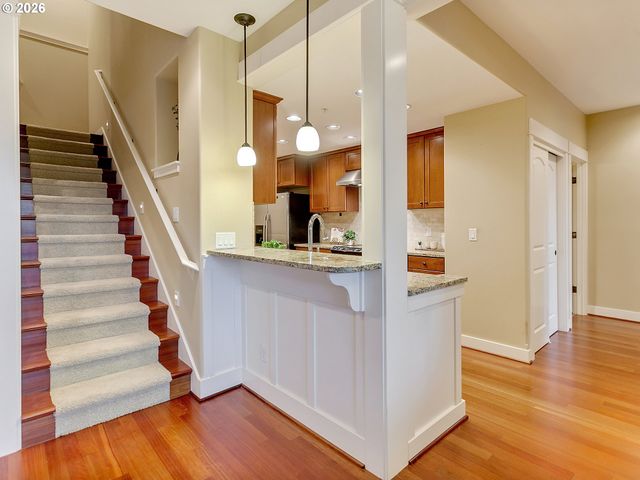 3642 Sw BAIRD St 5, Portland, OR 97219