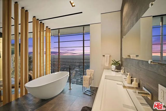 8790 Appian Way, Los Angeles, CA 90046