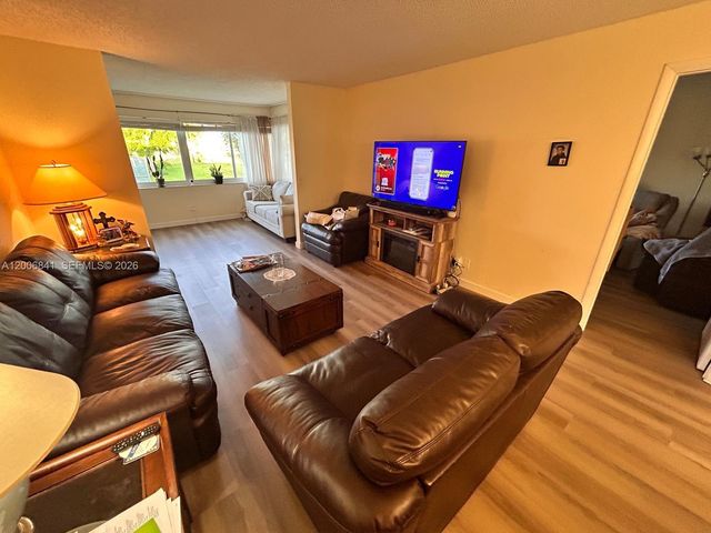 9801 Sunrise Lakes Blvd 208, Sunrise, FL 33322