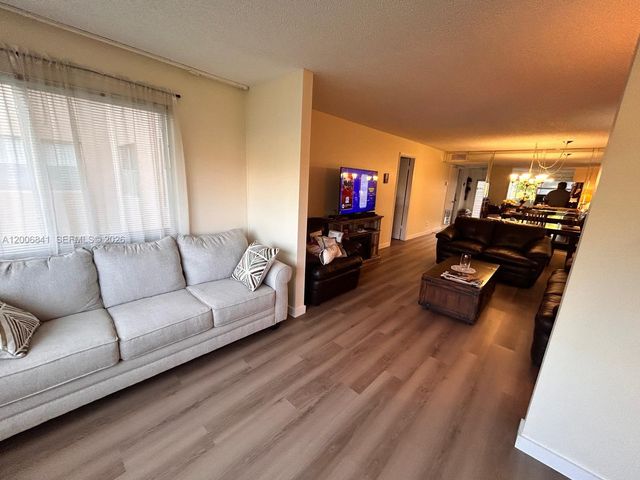 9801 Sunrise Lakes Blvd 208, Sunrise, FL 33322