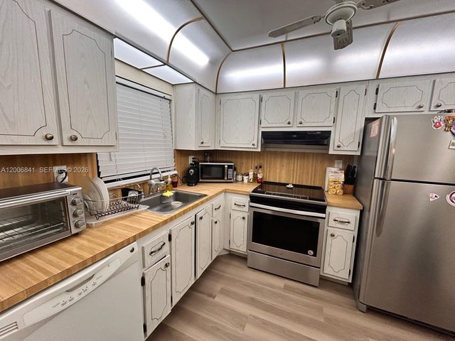 9801 Sunrise Lakes Blvd 208, Sunrise, FL 33322