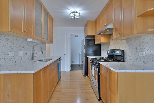 424 Muirwood Court, Vernon Hills, IL 60061