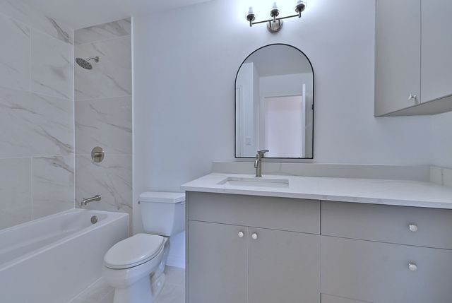 424 Muirwood Court, Vernon Hills, IL 60061