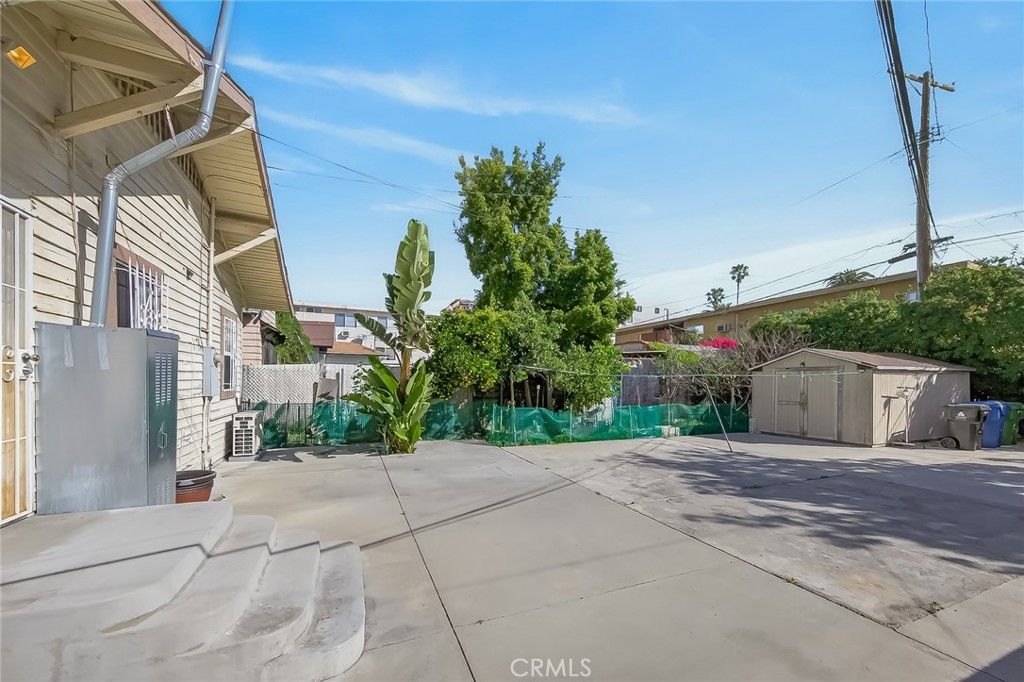Image 25 of property listing at 512 N Serrano, Los Angeles, CA 90004