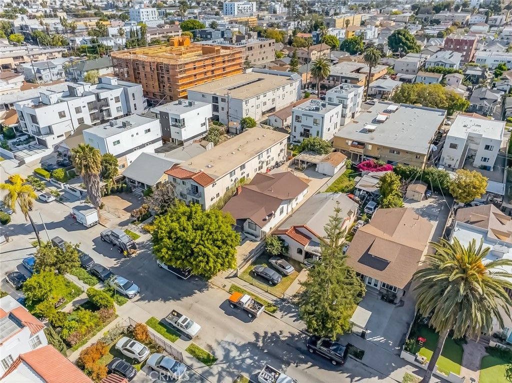 Image 28 of property listing at 512 N Serrano, Los Angeles, CA 90004