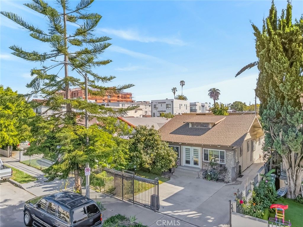 Image 3 of property listing at 512 N Serrano, Los Angeles, CA 90004