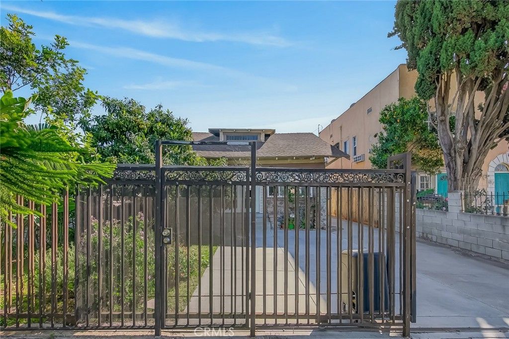 Image 4 of property listing at 512 N Serrano, Los Angeles, CA 90004
