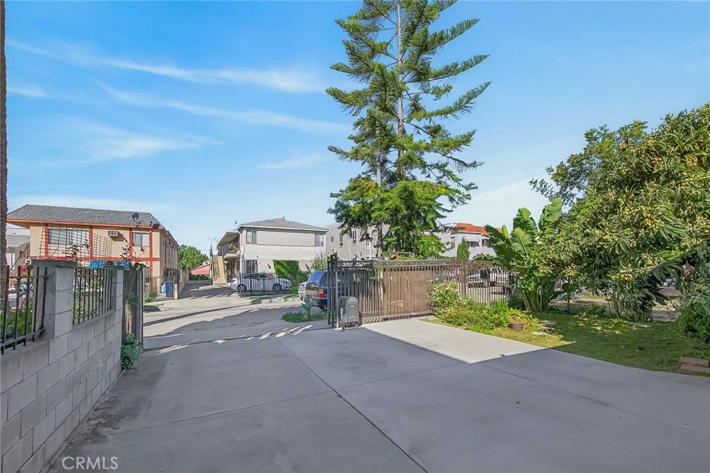 Image 5 of property listing at 512 N Serrano, Los Angeles, CA 90004